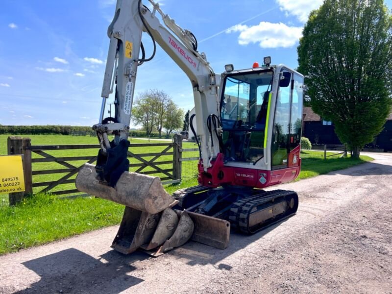 Takeuchi TB230 (2018) – Miniexcavadora 2,8T – 2916h – Totalmente revisada