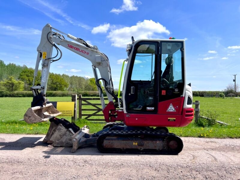 Takeuchi TB230 (2018) – Miniexcavadora 2,8T – 2916h – Totalmente revisada