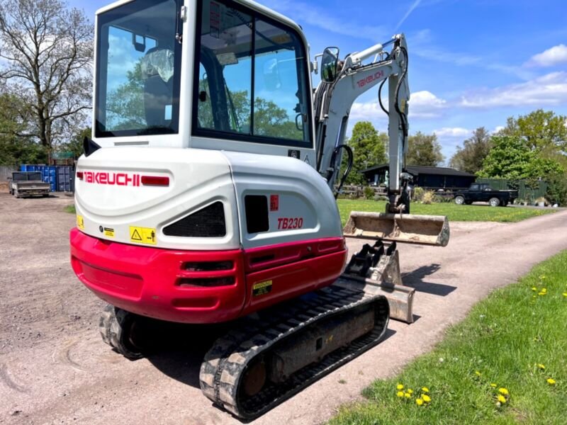 Takeuchi TB230 (2018) – Miniexcavadora 2,8T – 2916h – Totalmente revisada