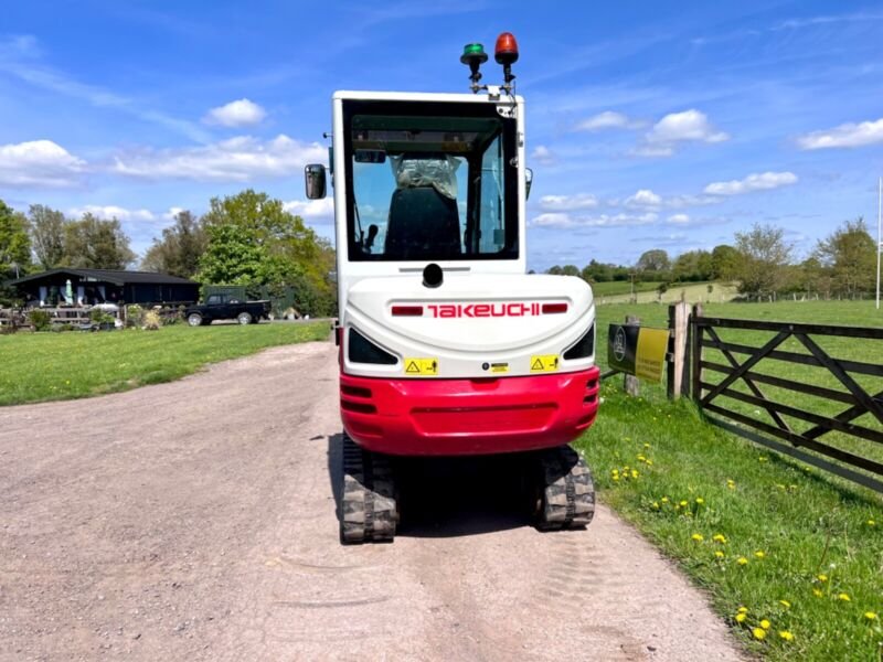 Takeuchi TB230 (2018) – Miniexcavadora 2,8T – 2916h – Totalmente revisada