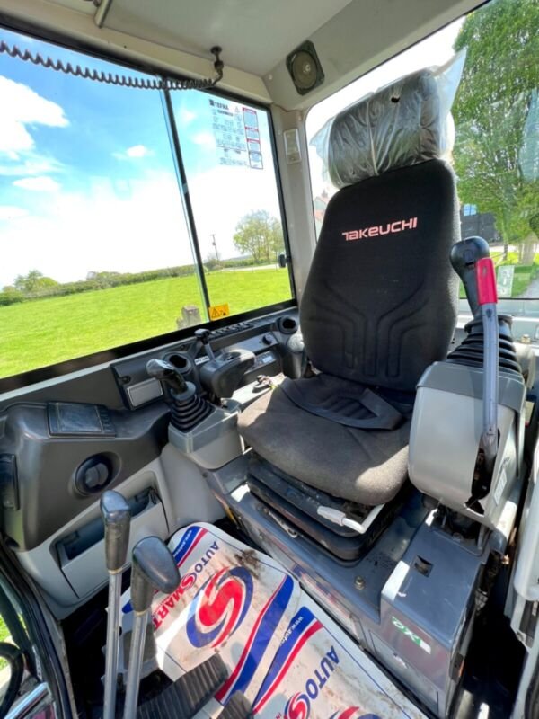 Takeuchi TB230 (2018) – Miniexcavadora 2,8T – 2916h – Totalmente revisada