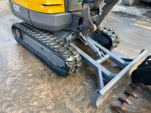 Miniexcavadora de ocasión Volvo EC27C (2015) – 3095h – Cabina climatizada