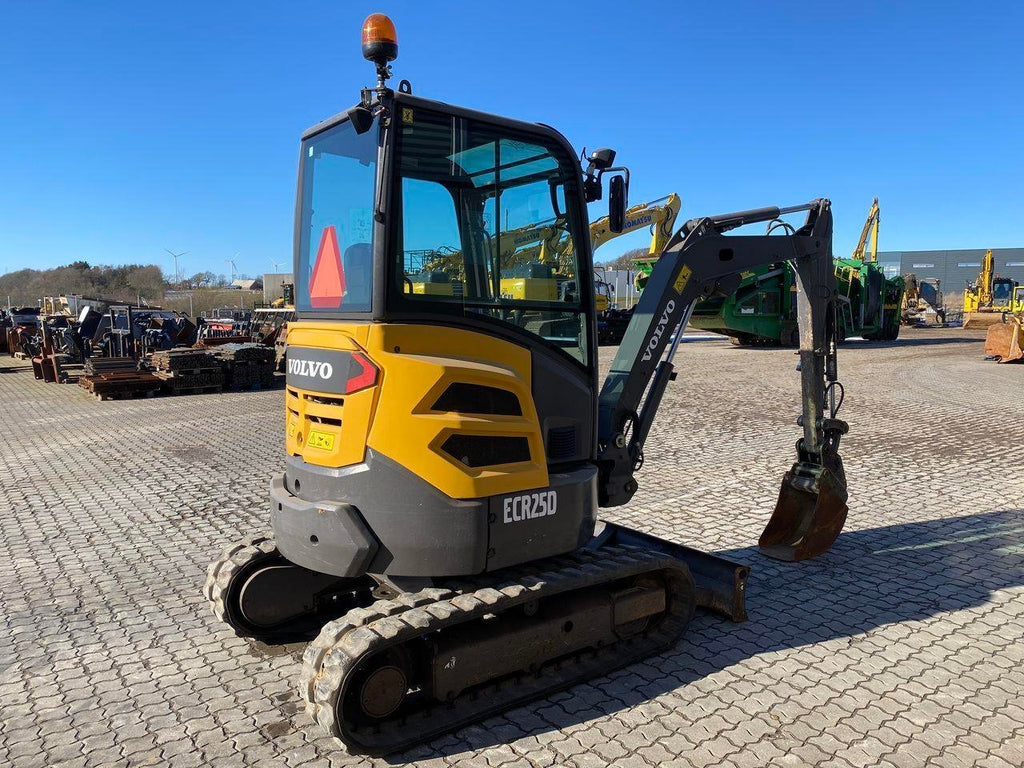 Volvo ECR25 (2015) – Miniexcavadora compacta de segunda mano 2,5T, revisada