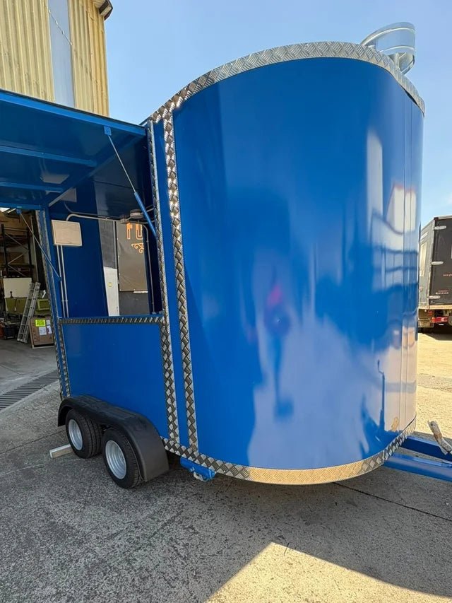 Remolque Food Truck profesional de doble eje, diseñado para actividades de