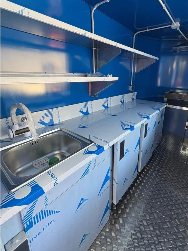 Remolque Food Truck profesional de doble eje, diseñado para actividades de