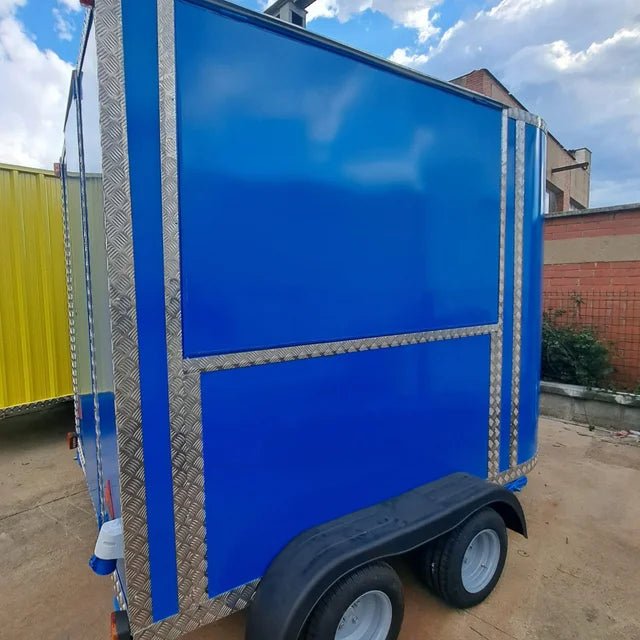 Remolque Food Truck profesional de doble eje, diseñado para actividades de