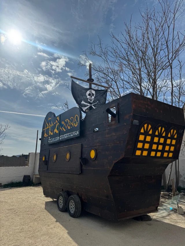 Food Truck Barco Pirata Nuevo – Estructura de madera oscura