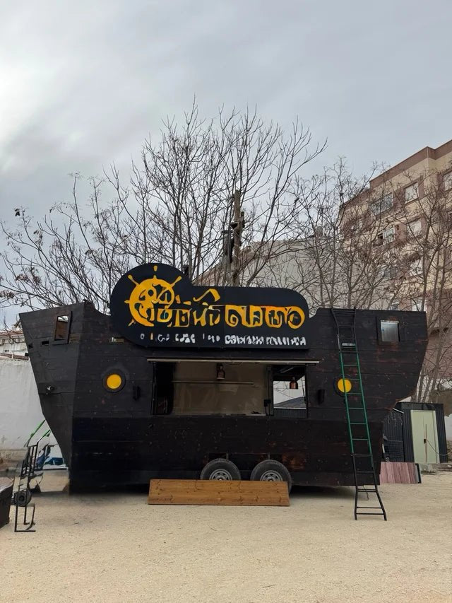 Food Truck Barco Pirata Nuevo – Estructura de madera oscura