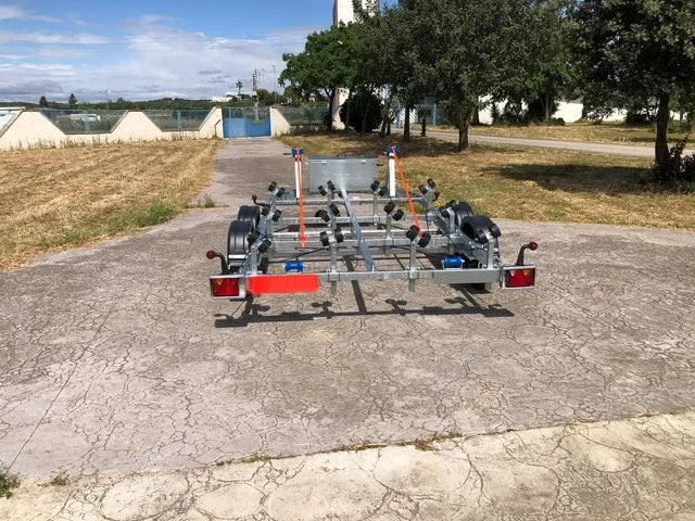 Remolque Doble Eje Portamotos Agua Medidas: 4000mm+lanza X 2000mm+guardabarros