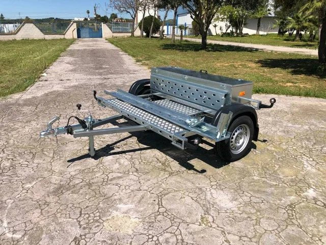 Remolque Portamotos Transversal Destacado Especial para Autocaravanas