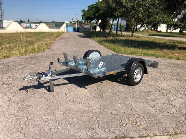 Remolque Portamotos GM3 Destacado Remolque ligero, diseñado para el transporte