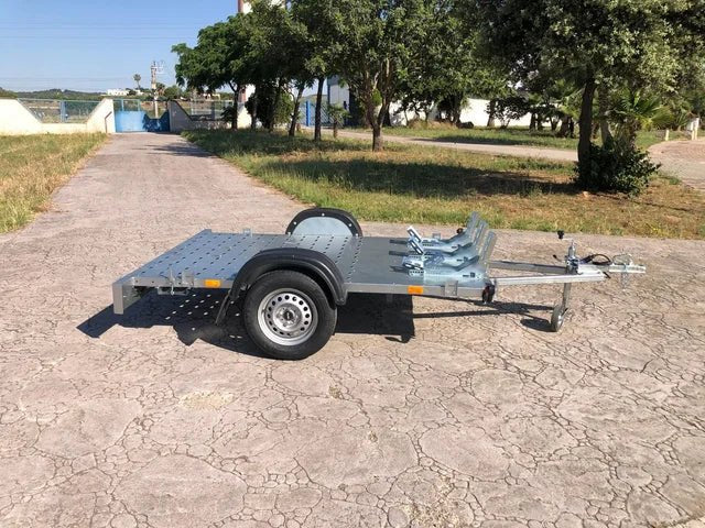 Remolque Portamotos GM3 Destacado Remolque ligero, diseñado para el transporte