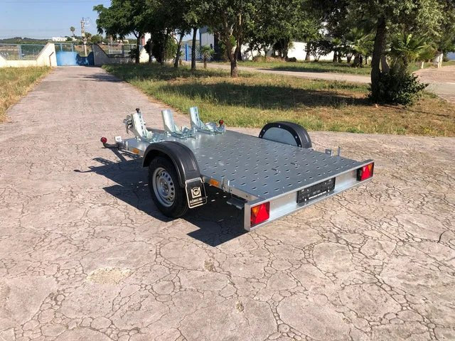Remolque Portamotos GM3 Destacado Remolque ligero, diseñado para el transporte