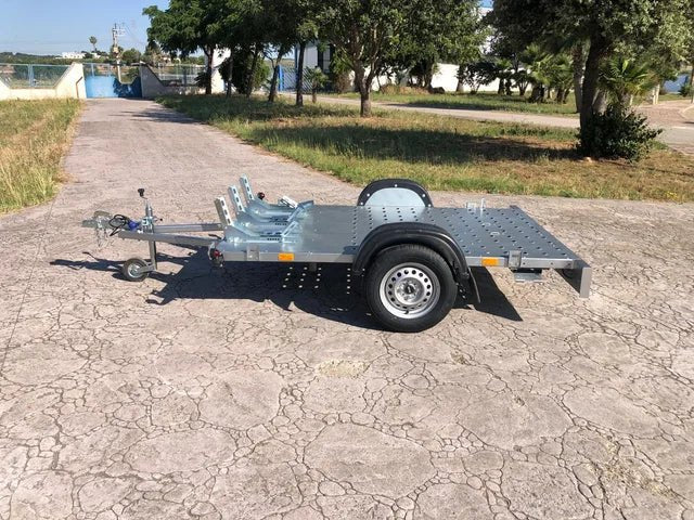 Remolque Portamotos GM3 Destacado Remolque ligero, diseñado para el transporte