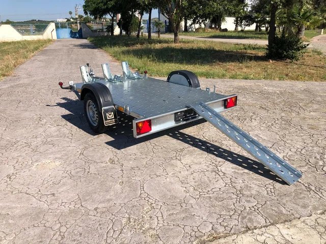 Remolque Portamotos GM3 Destacado Remolque ligero, diseñado para el transporte