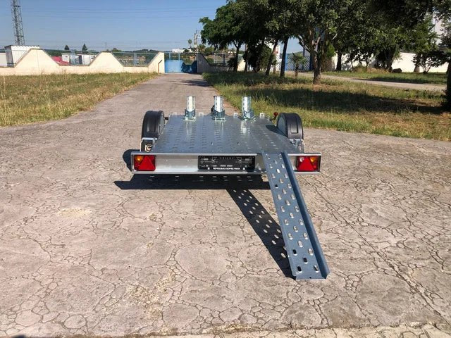 Remolque Portamotos GM3 Destacado Remolque ligero, diseñado para el transporte