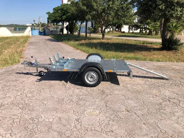 Remolque Portamotos GM3 Destacado Remolque ligero, diseñado para el transporte