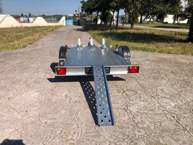 Remolque Portamotos GM3 Destacado Remolque ligero, diseñado para el transporte