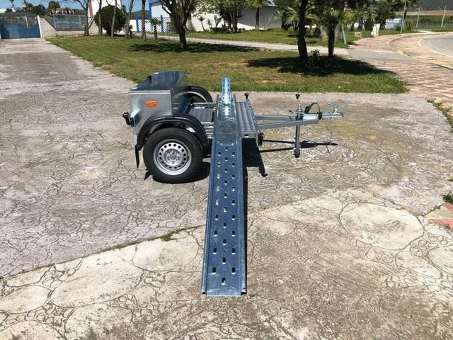 Remolque Portamotos Transversal Destacado Especial para Autocaravanas