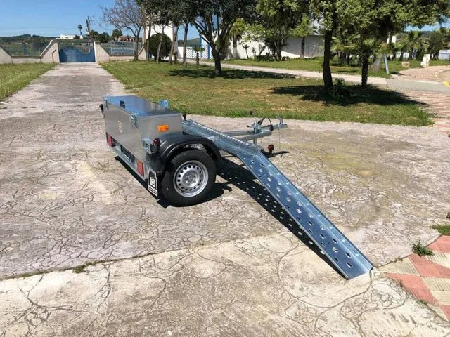 Remolque Portamotos Transversal Destacado Especial para Autocaravanas