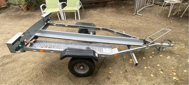 Remolque diseñado para transportar una motocicleta
