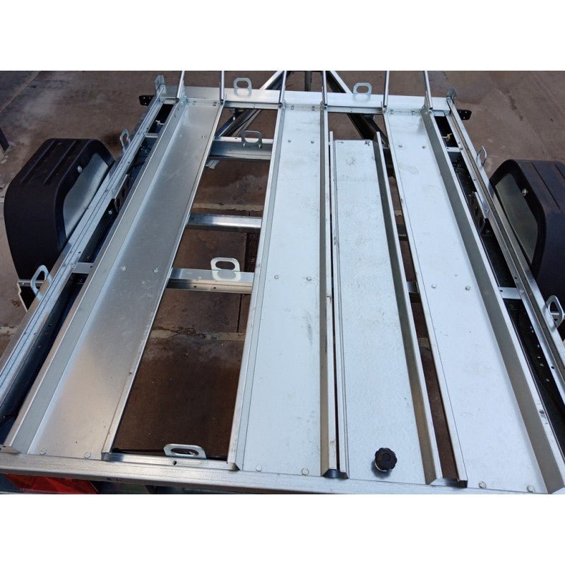 Remolque portamotos plegable Con lanza abatible para guardar en vertical